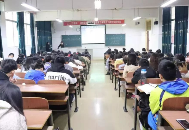 一线教师一起开展教育规划与施行在实践中协同提高教师的专业素养