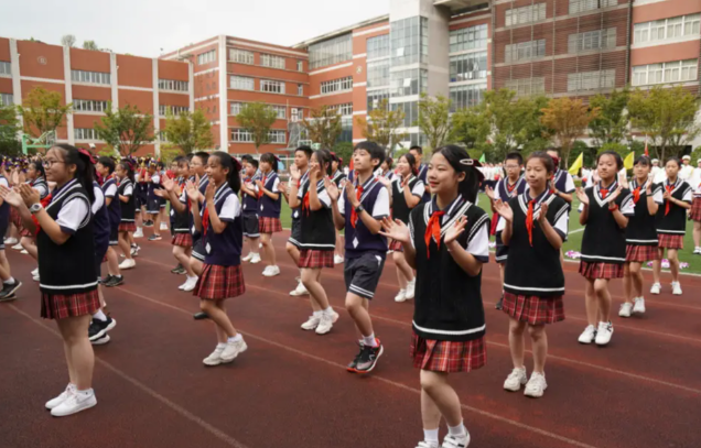 学生动得开玩得尽兴锻炼刚性保障责任教育阶段每天1节体育课 学生动得开玩得尽兴锻炼刚性保障责任教育阶段每天1节体育课