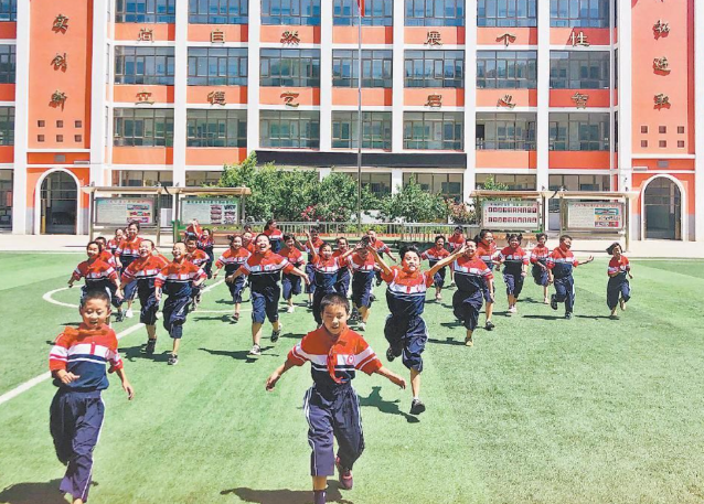 师队伍由专家指导团队骨干教师及优秀青年教师等共同构成